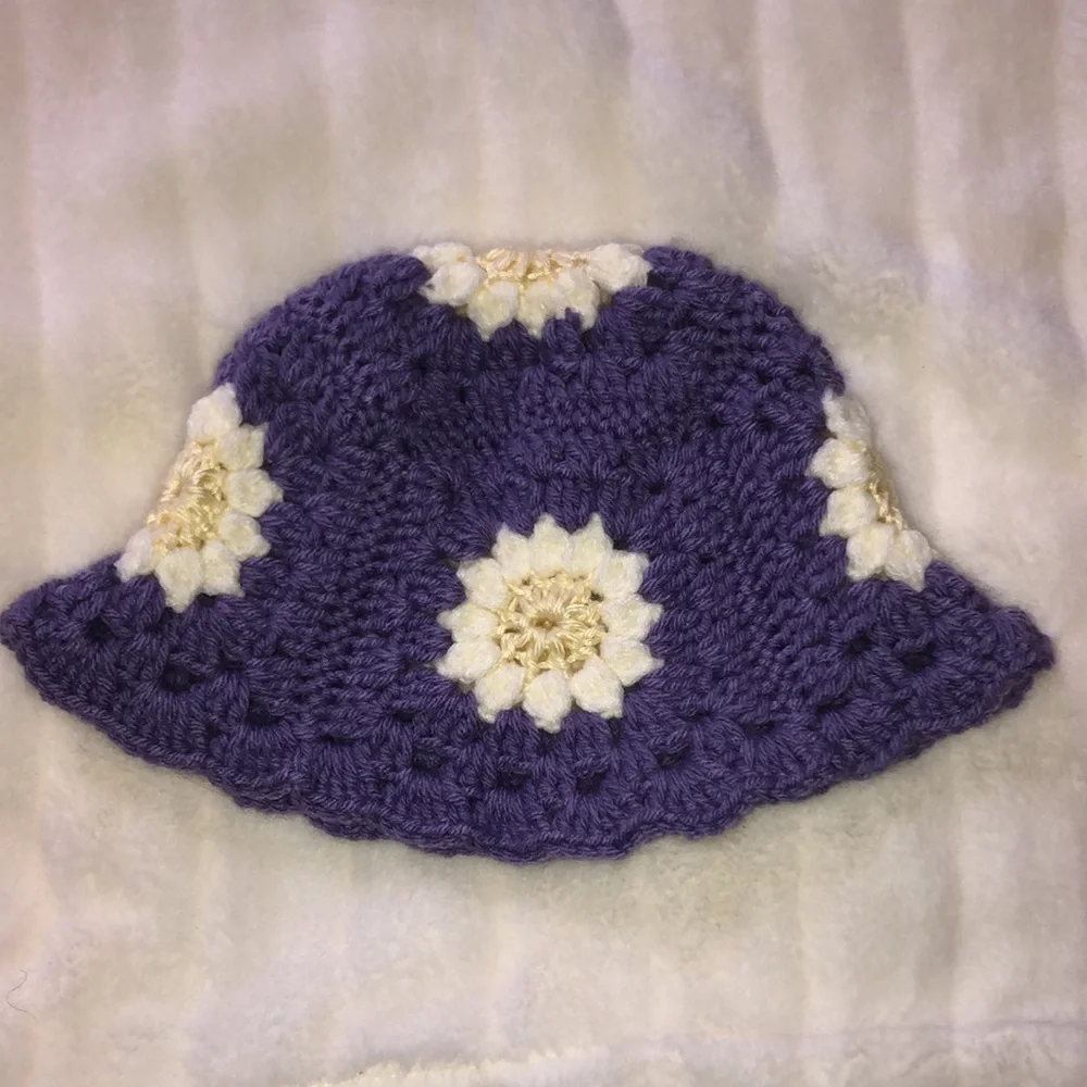 ⭐️SOLD⭐️Handmade crochet purple daisy bucket hat - Picture 2 of 3